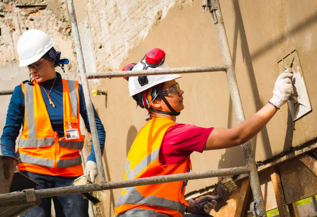 Foto 1 de 2 — Mulheres voluntárias ajudam a construir novo salão de reuniões das Testemunhas de Jeová